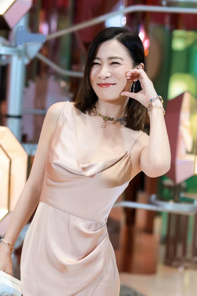 最近佘诗曼在出席时尚活动的时候搭配了一身珊瑚色的裙子，看起来年轻又迷人。

佘诗