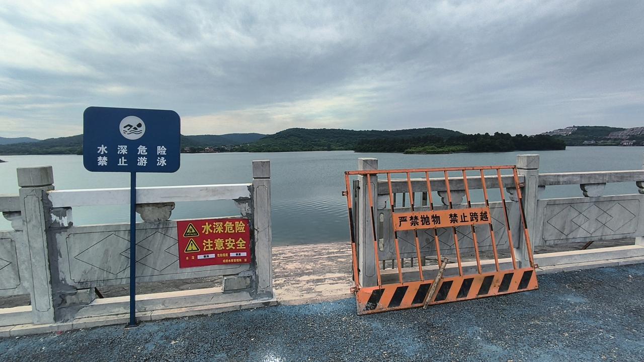 香泉湖所在的小镇很有历史韵味，名字就藏着温润与诗意。这里有“天下第一汤”的温泉，