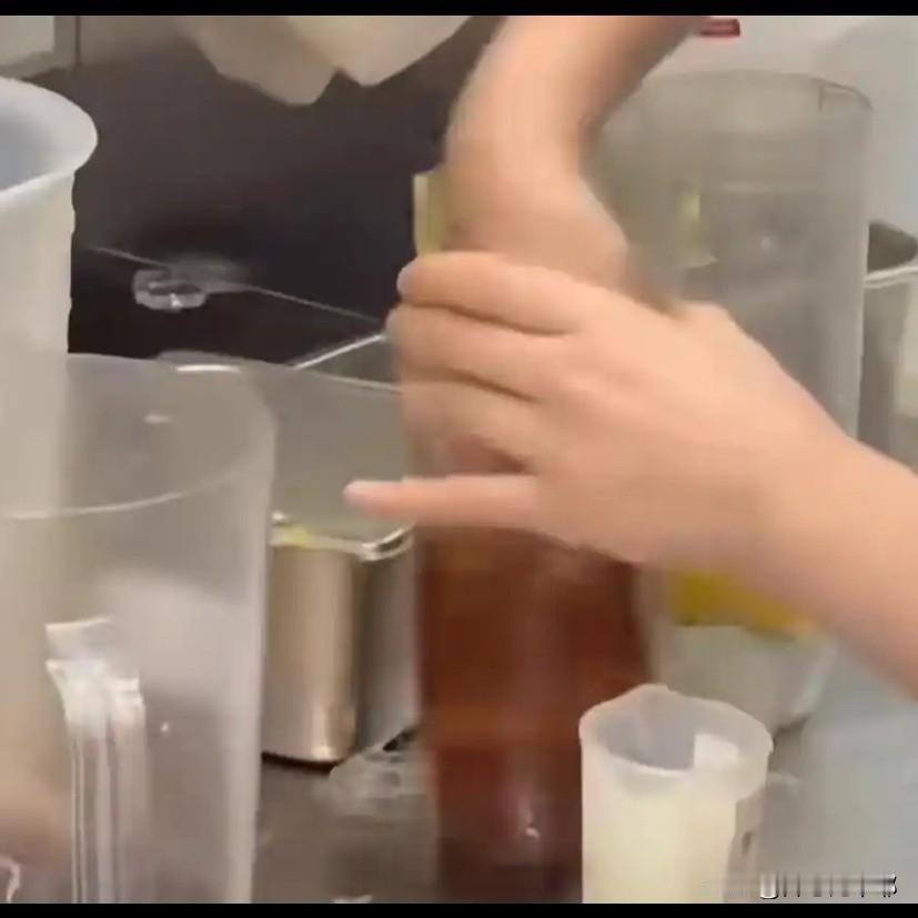 玩梗玩大了！

福建漳州，霸王茶姬宝龙广场店的一个员工。为了博流量，

模仿“印