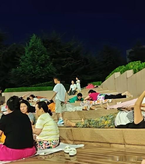不用吹空调！夏夜独有的松弛感，胶州市民组团广场纳凉。
入夜后的胶州政府门前广场热