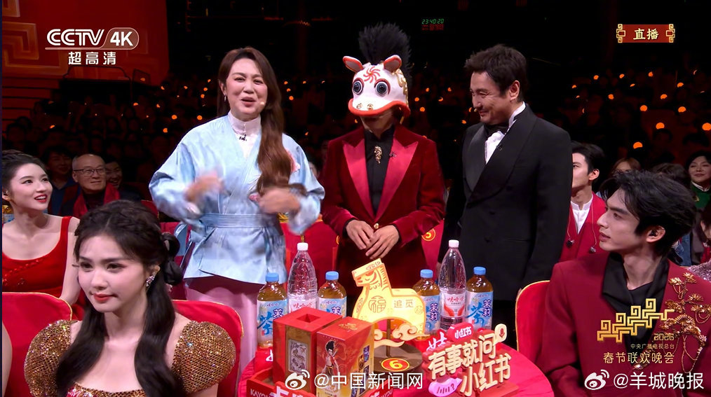 固定节目永不缺席，#撒贝宁又戴生肖帽了# #春晚##谁给迪丽热巴化的妆##王菲接