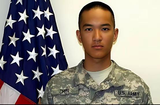 2011年，19岁的美国华裔不顾家里反对，执意加入美军，却因洗澡忘关热水炉，被美