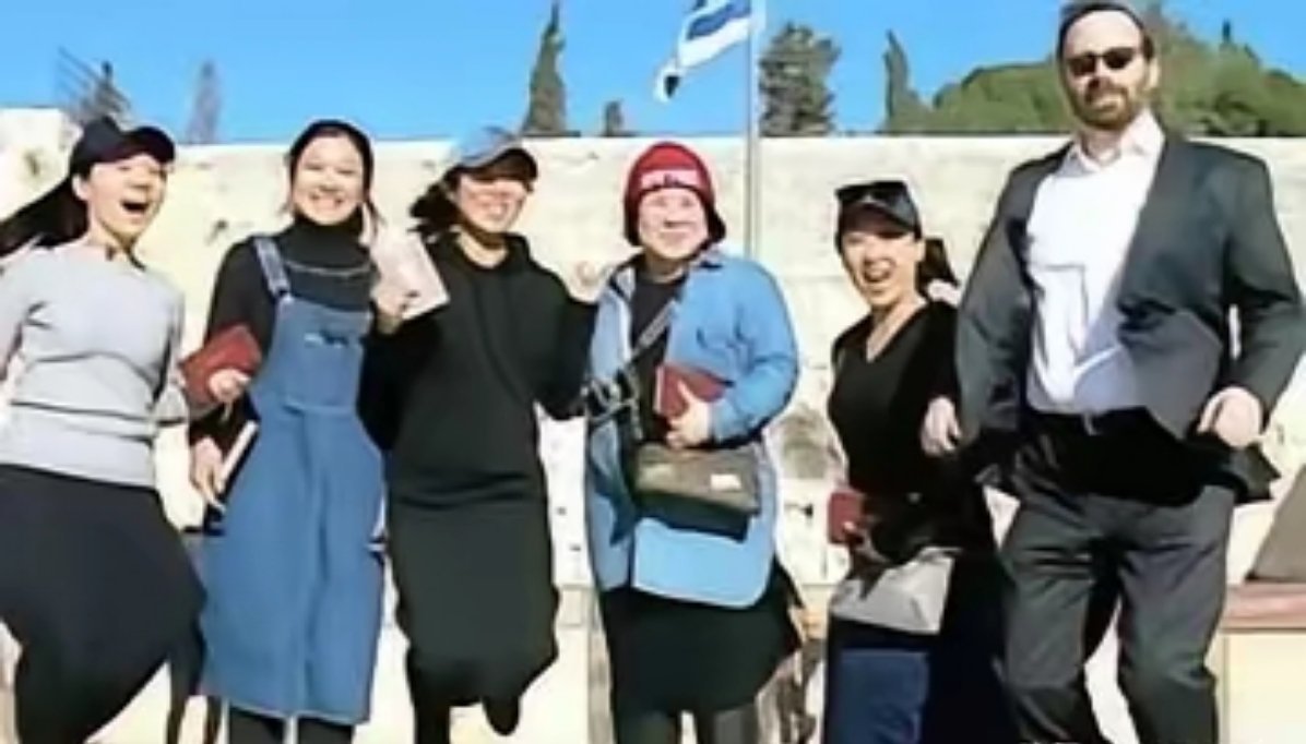 两位回到以色列的中国犹太人后裔，曾在接受采访时提到了中国和以色列两国的文化差异，