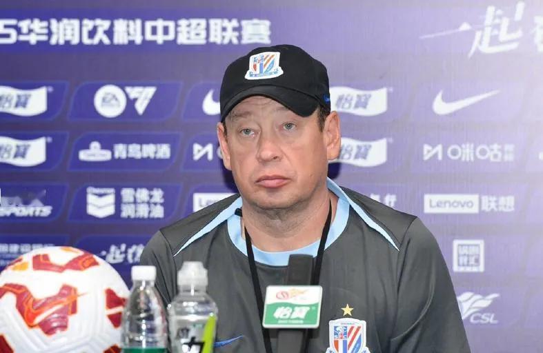 东体报爆料斯卢茨基最近反复在看申花过去三场比赛录像！反复在研究为何没有赢球！另外