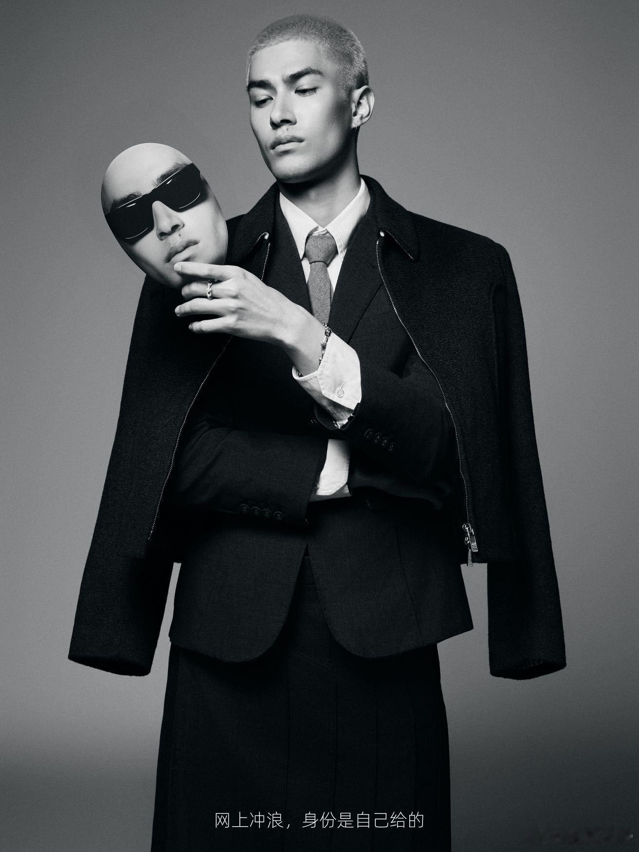 米卡的新浪一个接一个  的微博之夜出发图又一次刷新了时尚界的创意边界。黑白简约风