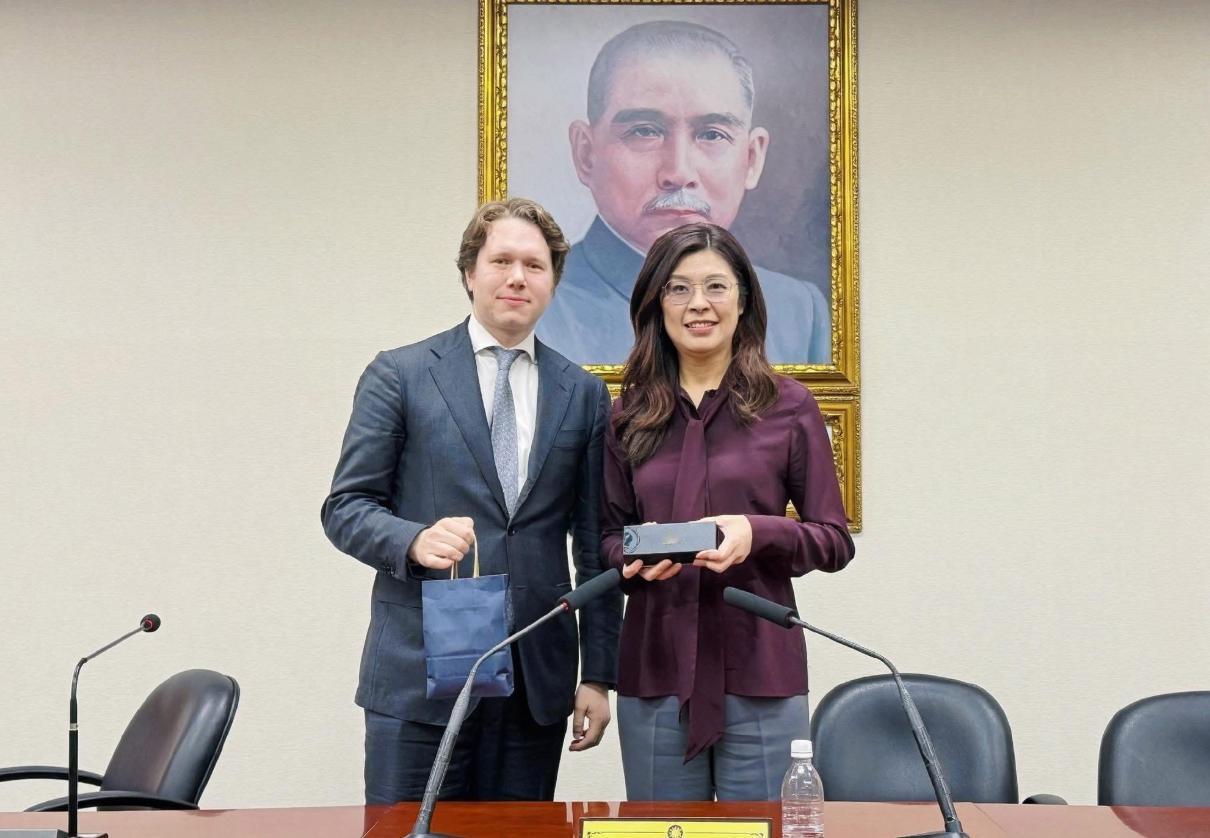 郑丽文结束大陆行返台后的第二天，穿紫色衬衫尽显成熟女人魅力，却没有穿白衬衫减龄，