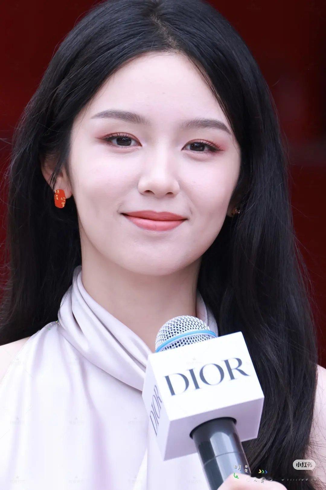 周也刚出道和现在对比感觉还是刚出道那会好看 