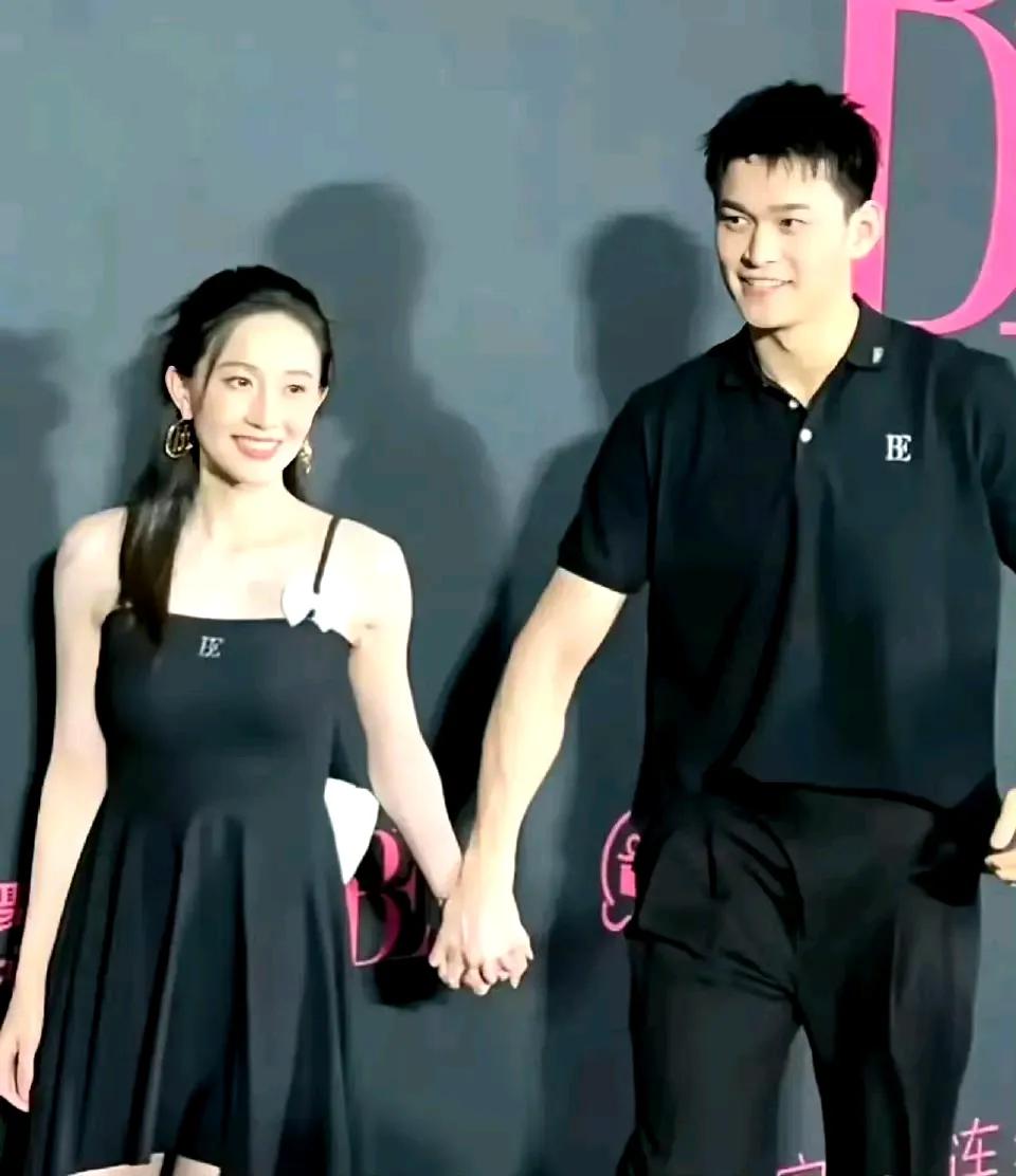 #记录我的8月生活#孙阳和老婆张豆豆一起出席活动，十指相扣眼含爱意，看得出来两人