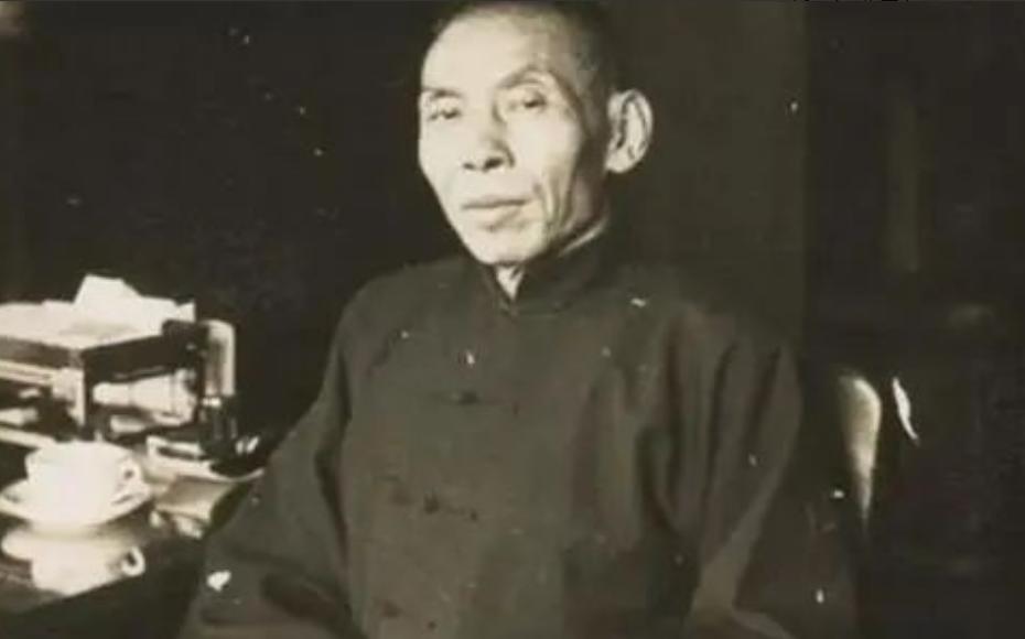 1918年，杜月笙去歌舞厅会友，突然，他一手搂住舞女的腰，另一只手要伸进她的胸口