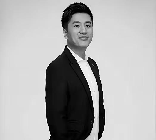 张雪峰前几年一直被人骂，张雪峰挣钱，挣的还不少，但人家靠的本事，不是靠权利，不是