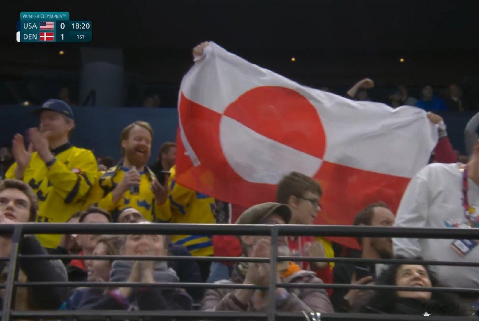 在冬奥会 冰球美国和丹麦队的比赛中，当丹麦进球后，一名球迷疯狂地挥舞“格陵兰”旗