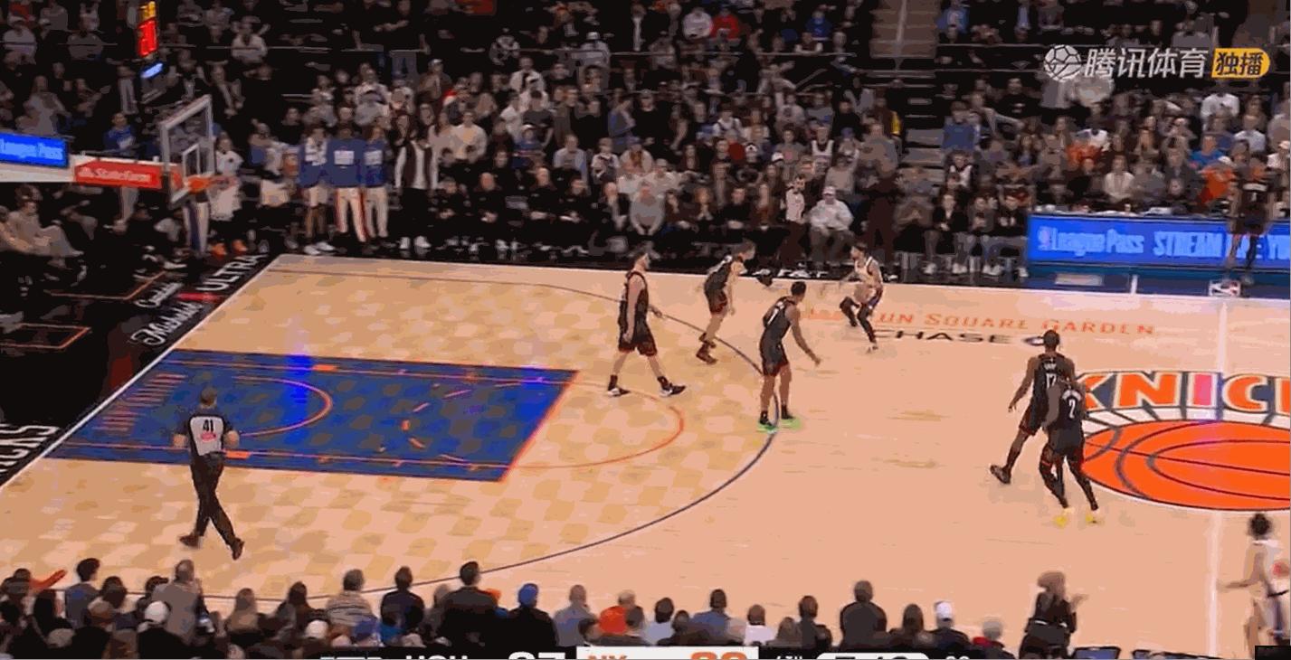 一分多钟的时间里，布朗森还没上，火箭的14分领先差距被缩小到6分。很多时候，胜负