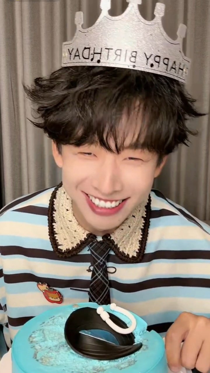 齐思钧直播齐思钧生日直播直接变成KTV现场啦，32岁生日就要开开心心！直播间里唱