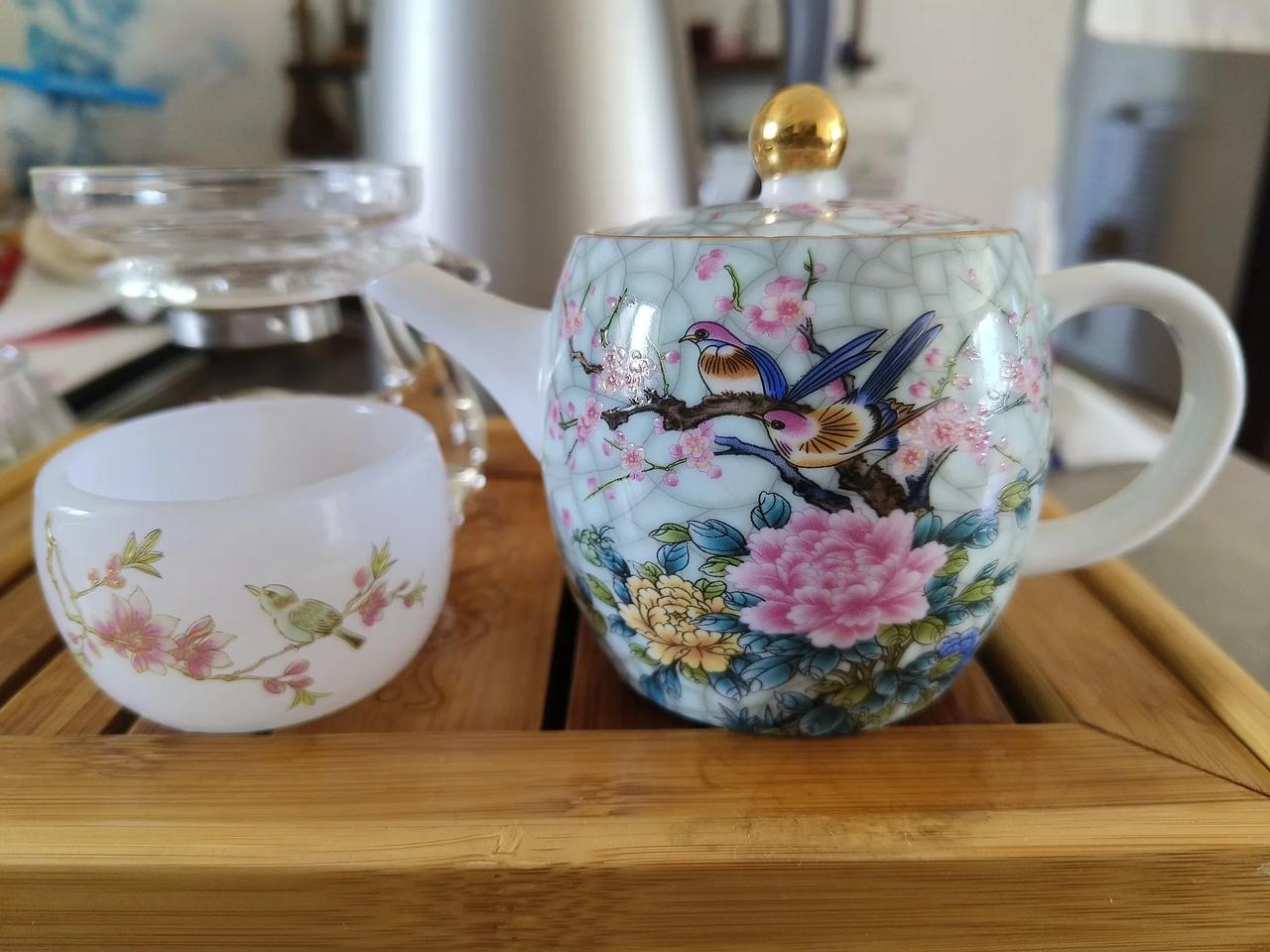 最近刚入手的茶具，喜上眉梢茶壶和琉璃杯，还有玻璃小鹿🦌茶漏，用自己喜欢的东西，