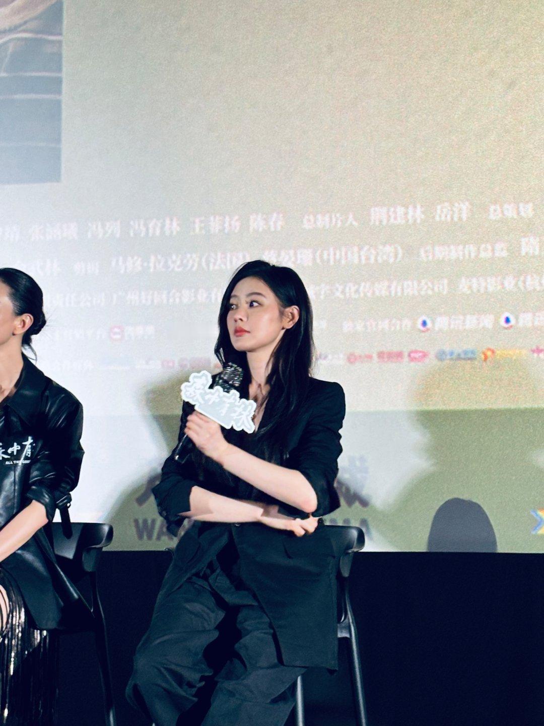被张天爱路演颜值狠狠惊艳到，气质颜值双双在线，生图状态依旧能打，电影森中有林太值