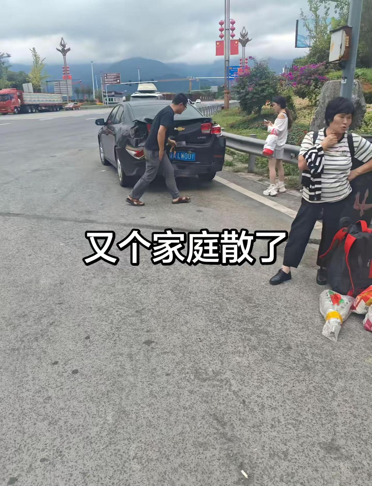 骑电瓶车撞到小车上，电瓶车上大人小孩都不动了，拉走了，希望小孩没事！！！