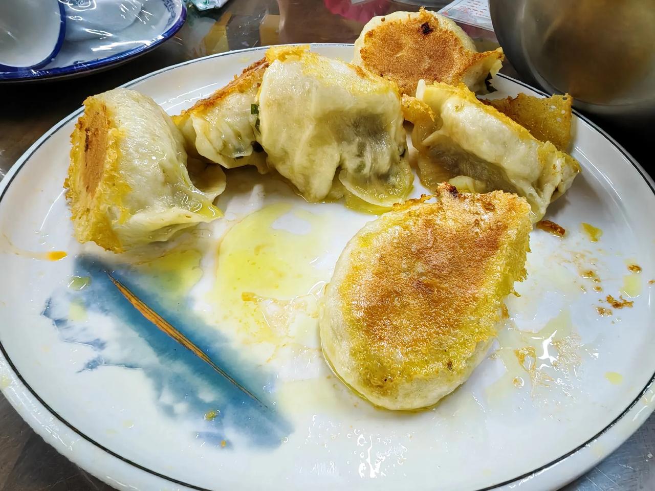 上午10点，大姐打电话要请我和二姐喝羊肉汤。
正好，正是自己在家呢！不做饭了！