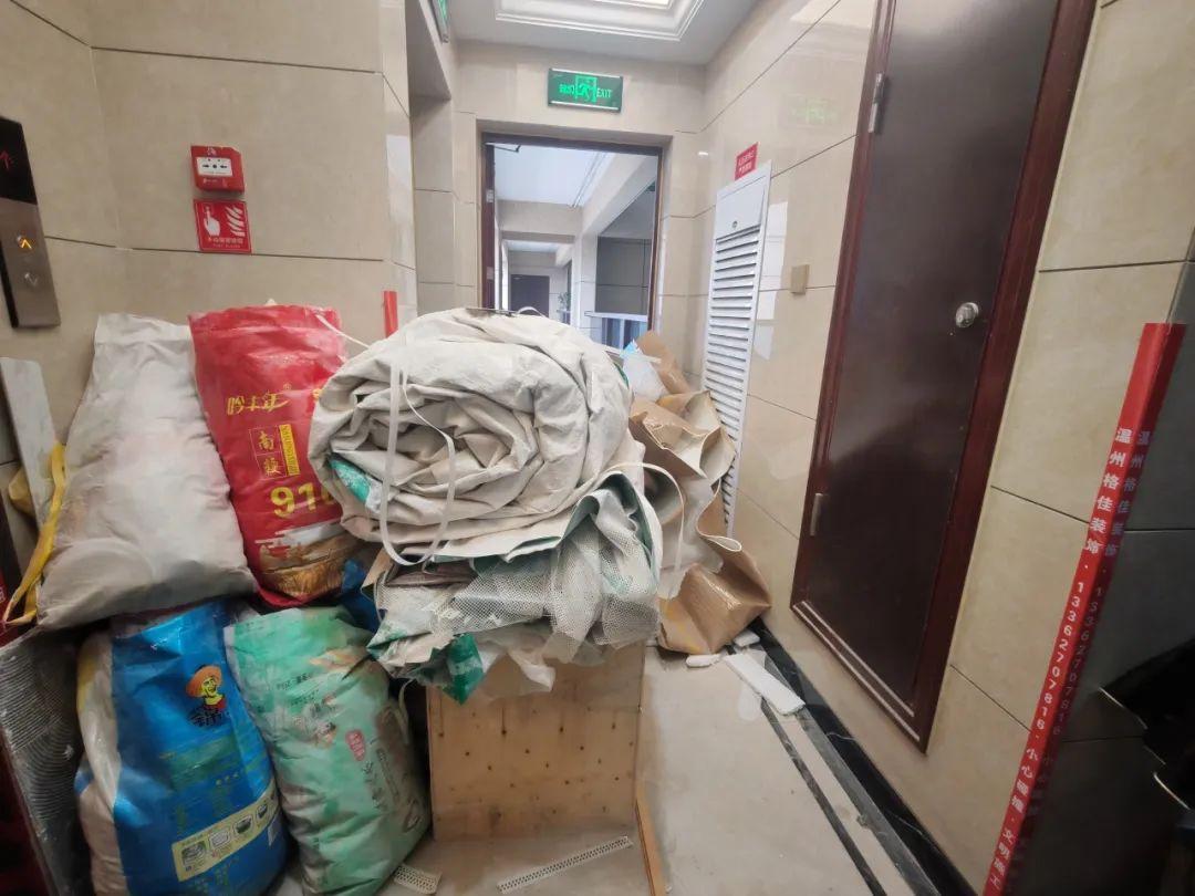 各小区都这样，外来打工人把在村里住平房的生活习惯都带到楼上来了，乱扔垃圾，乱扔烟
