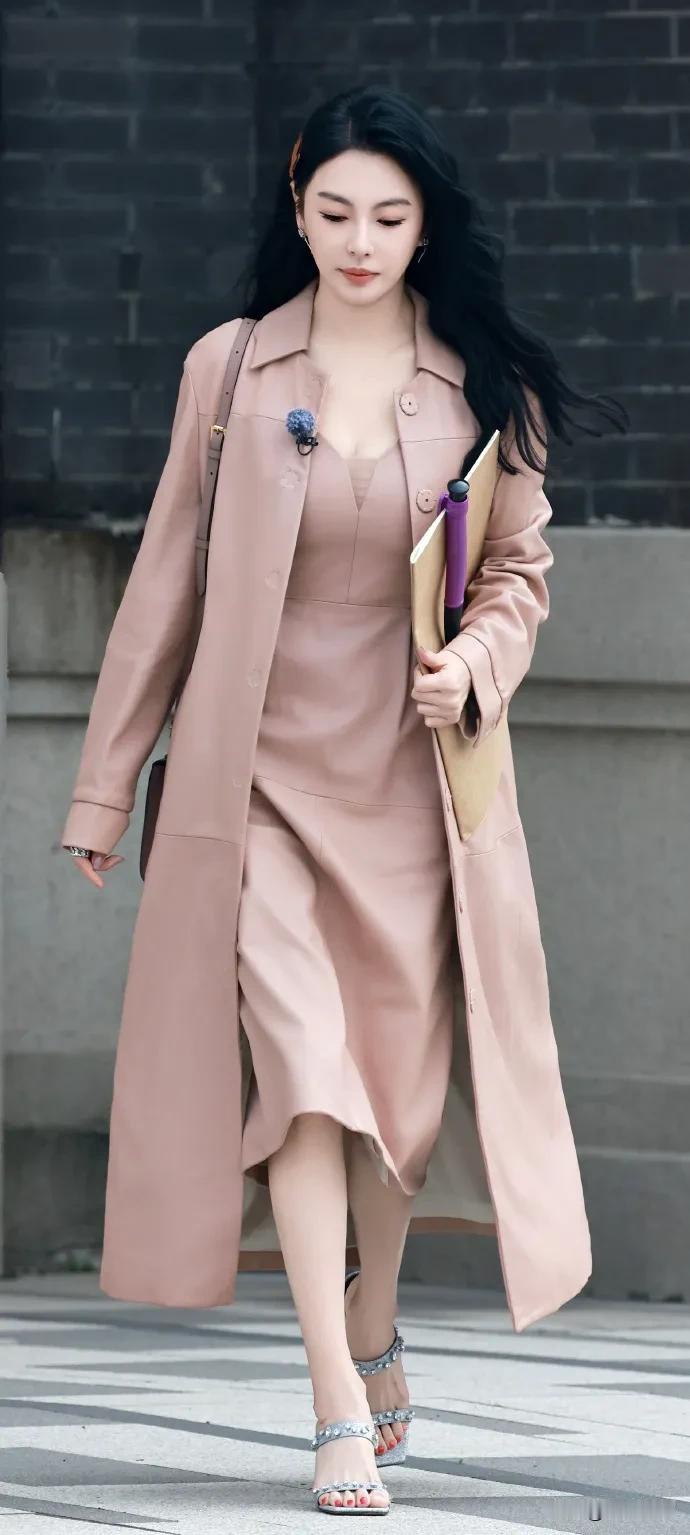 张雨绮这事已经很明显了，两个人总有一个人没说实话，不是张雨绮真的有dy，就是葛晓