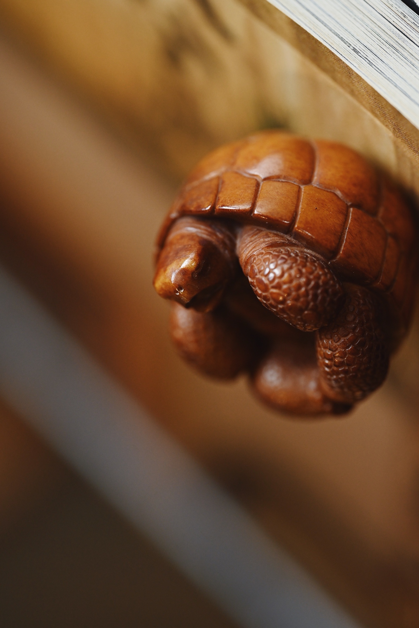 鹿角仿古 | 灵龟 手把件、茶宠琢刻灵龟肌理精微，神态生动自然，纹理分毫毕现，惟