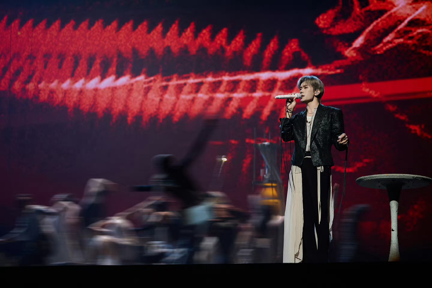 好野啊千玺 就这个千玺舞台看的爽！为什么我没抢到🎫 想去现场听[泪][泪][泪