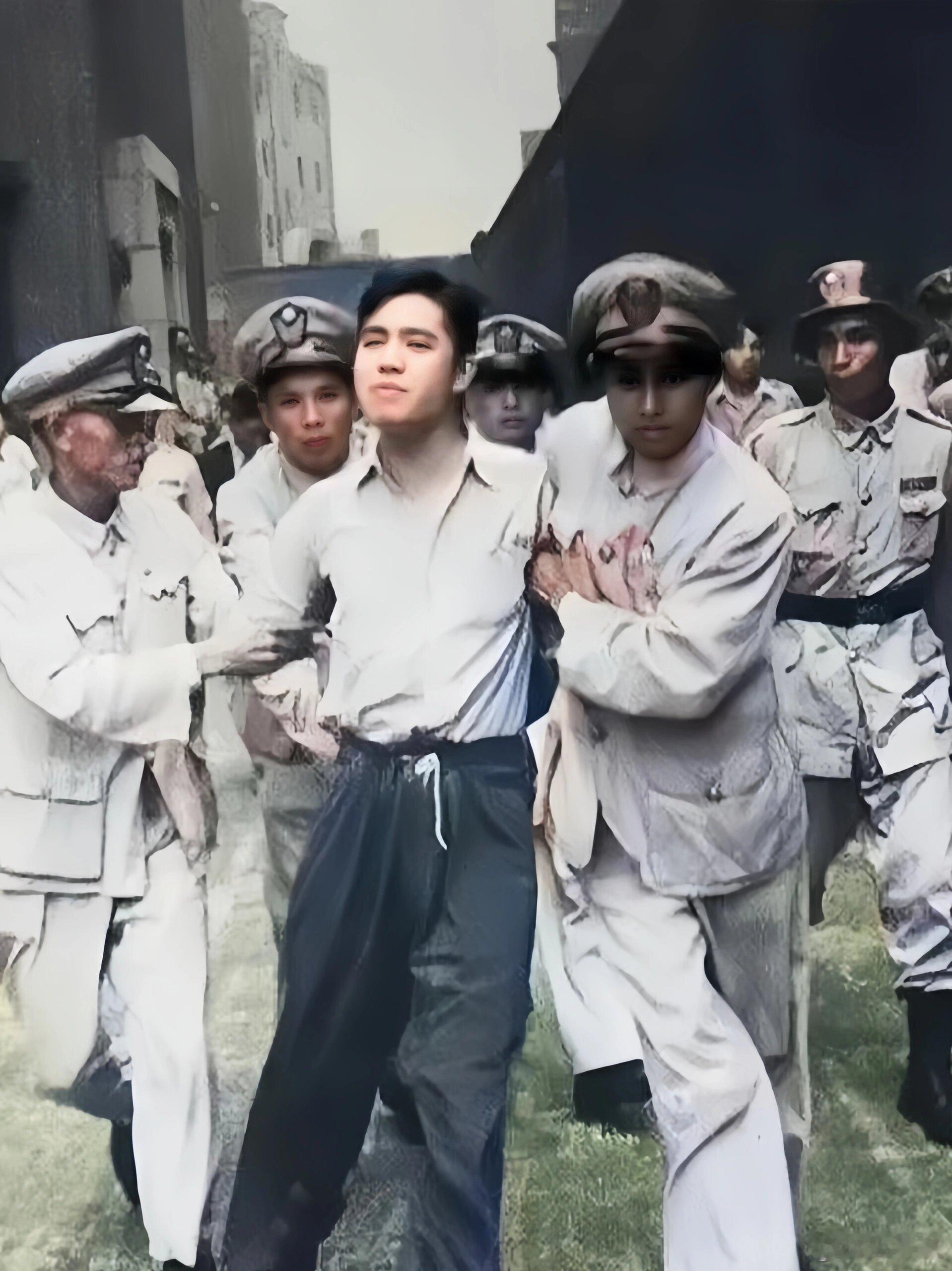 烈士王孝和英勇就义前的一张照片这是1948年，烈士王孝和英勇就义前的一张照片。镜