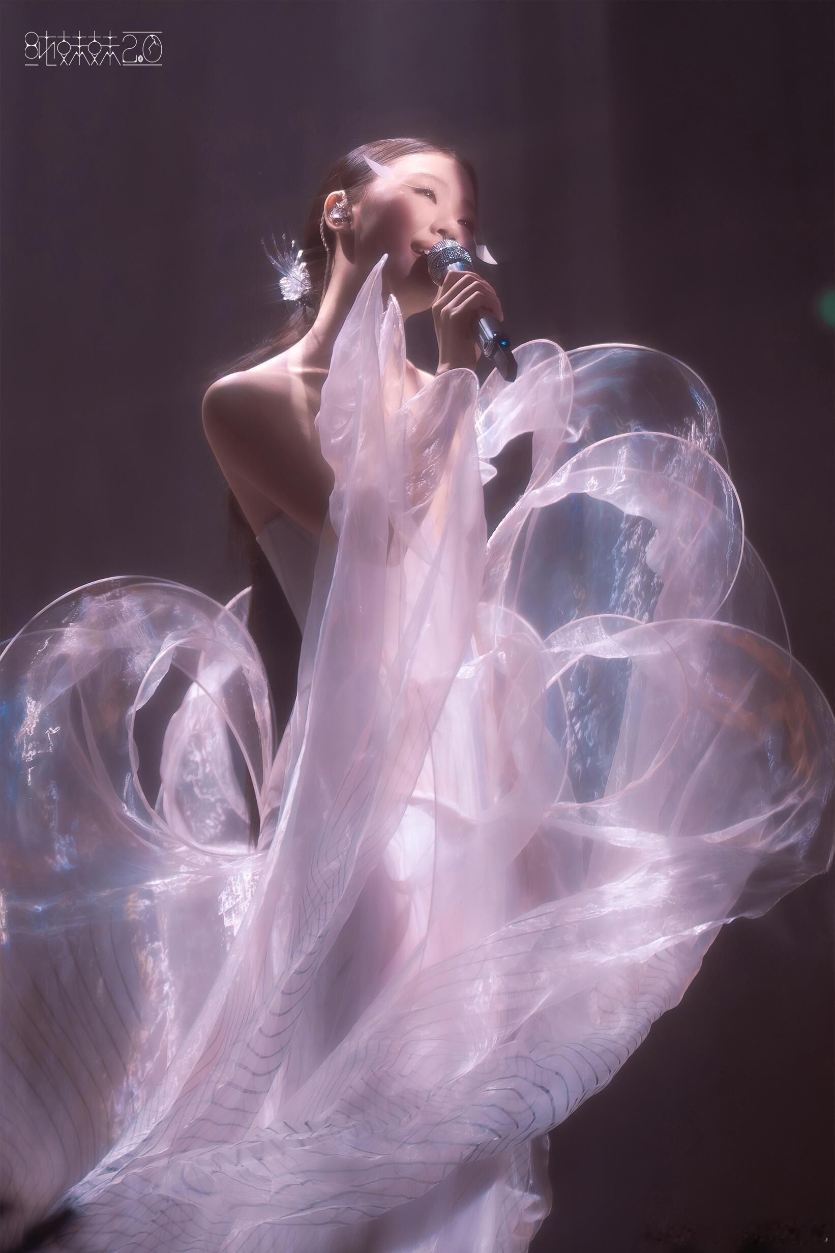 单依纯「纯妹妹」大连站演唱会，上身Iris van Herpen 2025秋冬高