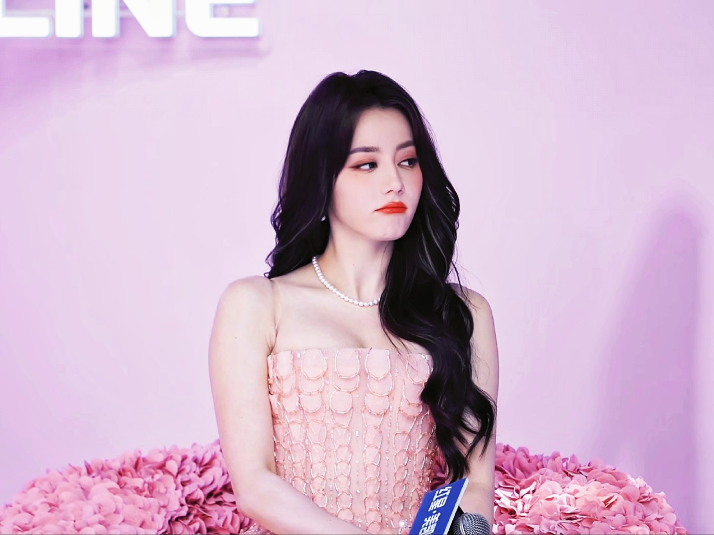 迪丽热巴美的冲击力十足 迪丽热巴冲击力十足的美线下活动迪丽热巴造型封神，浅粉色礼