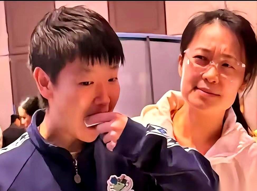 队医就坐在孙颖莎旁边，眉头拧成了疙瘩，但孙颖莎愣是把她当成了空气。
她不说话，就