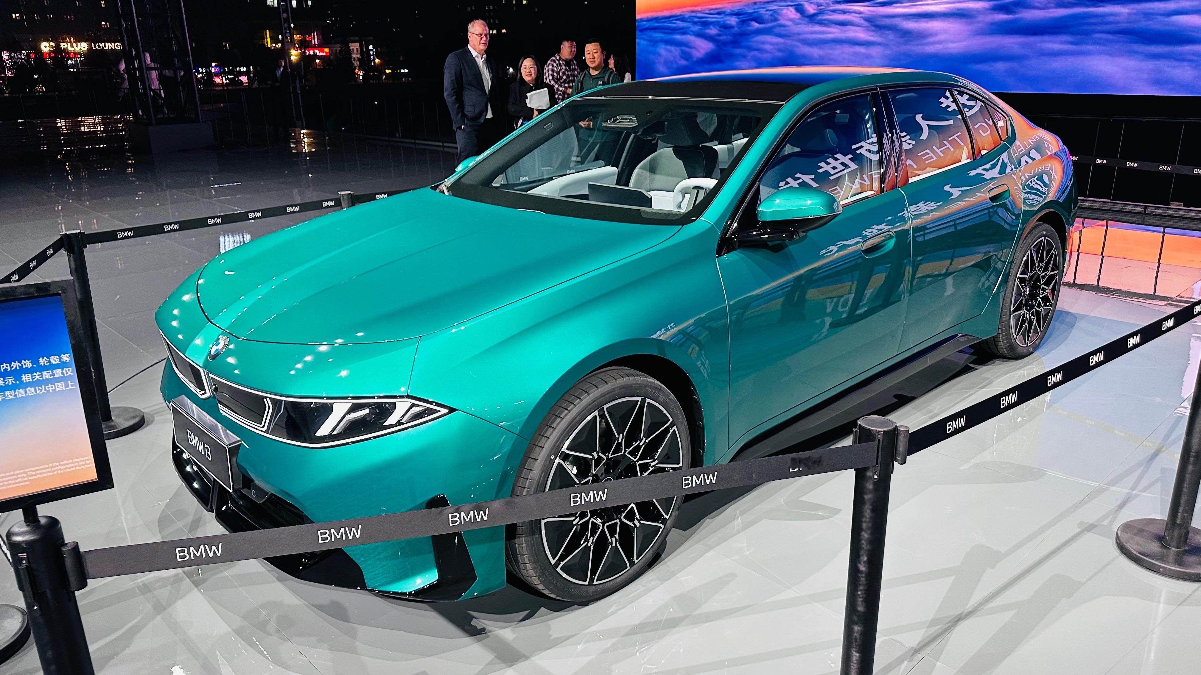 来一组 BMW i3 长轴距版实拍。基本还原了 Neue Klasse 概念车上