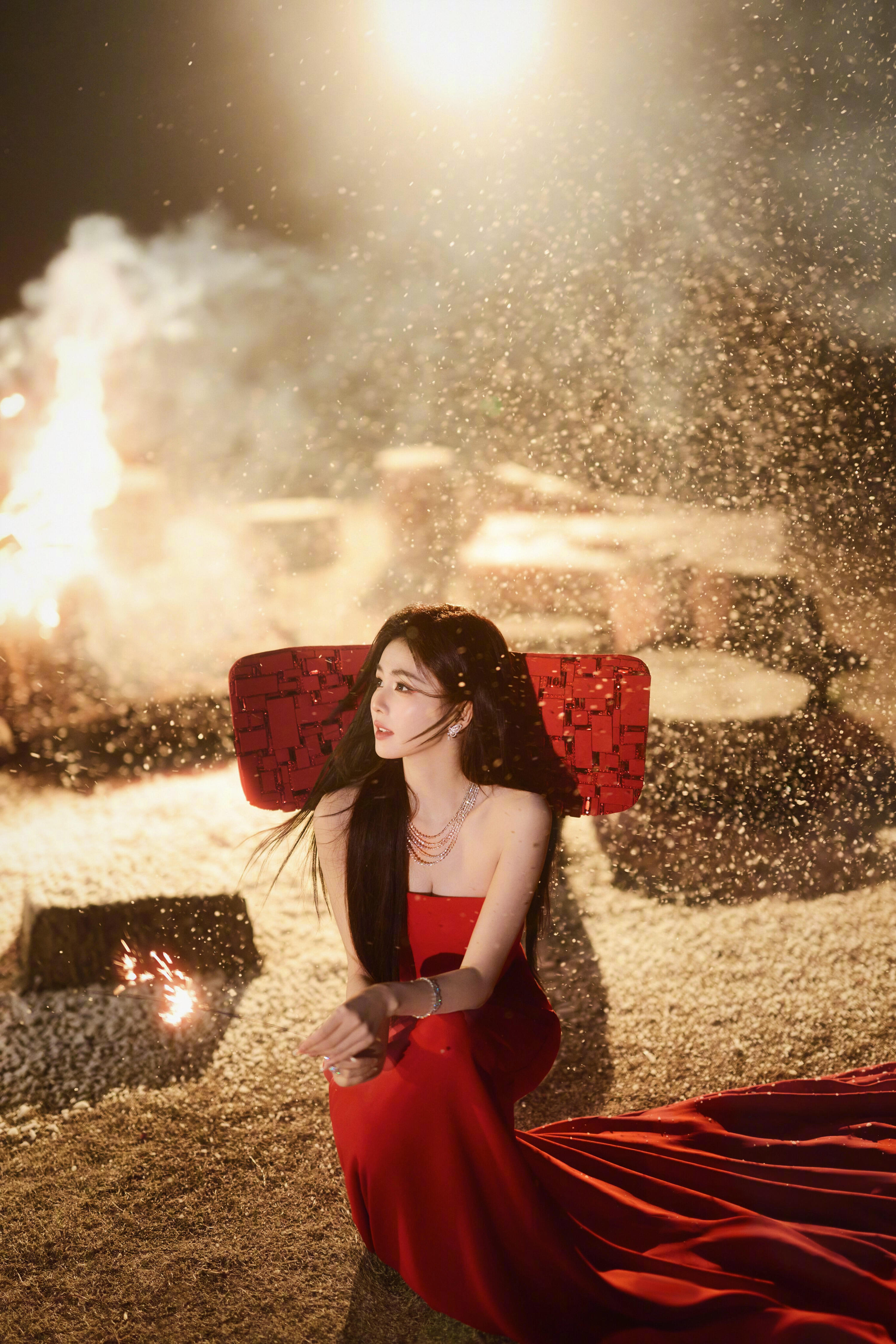 白鹿新年炽热红玫瑰白鹿元旦写真造型，Stéphane Rolland正红抹胸高定