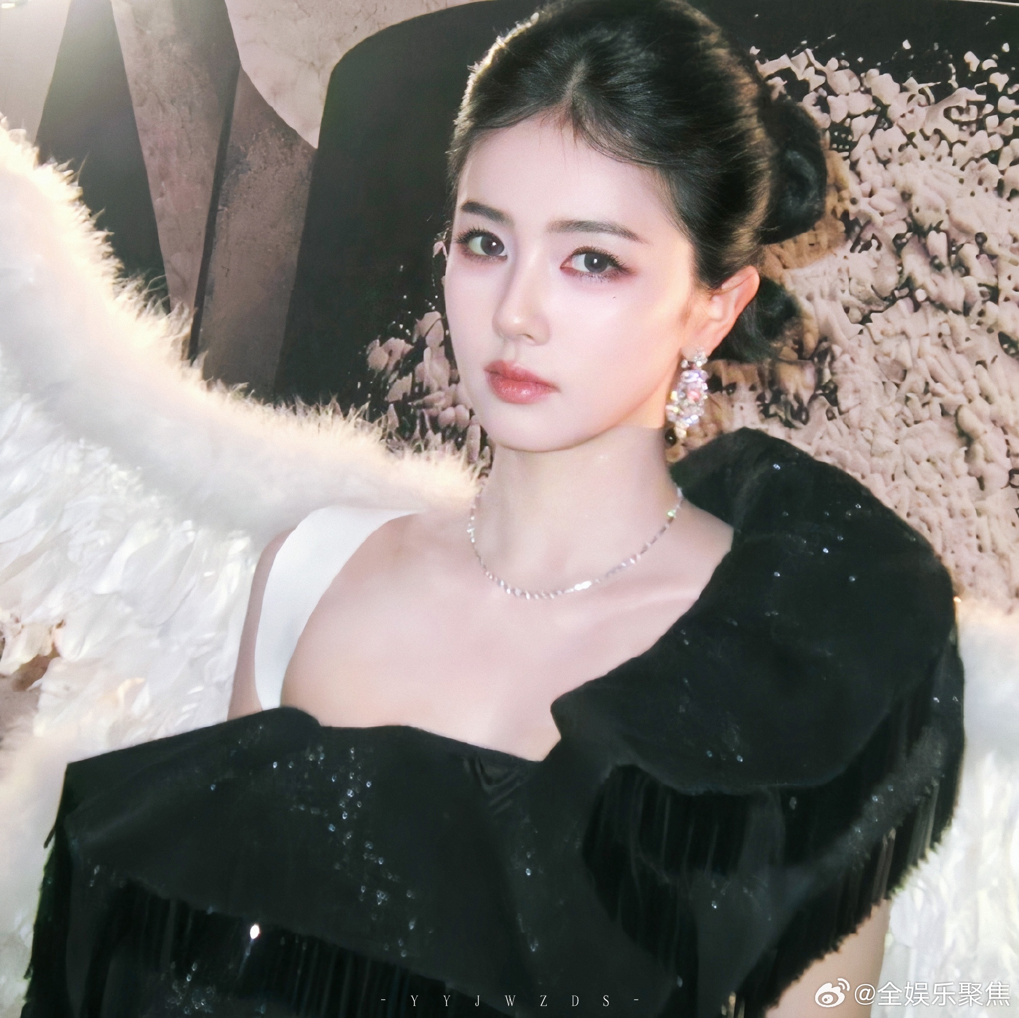 白鹿礼服疑似不合身白鹿礼服不合身白鹿开毯能感觉到她一直在小心维持，红毯每一步都不