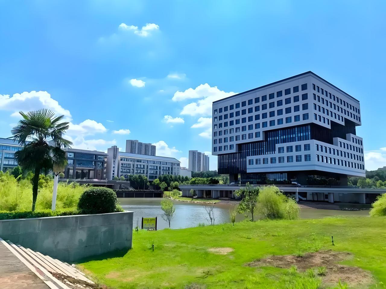 航空航天工程专业值得报吗✨真实利弊不吹不黑
很多同学填报志愿，都会被航空航天工程