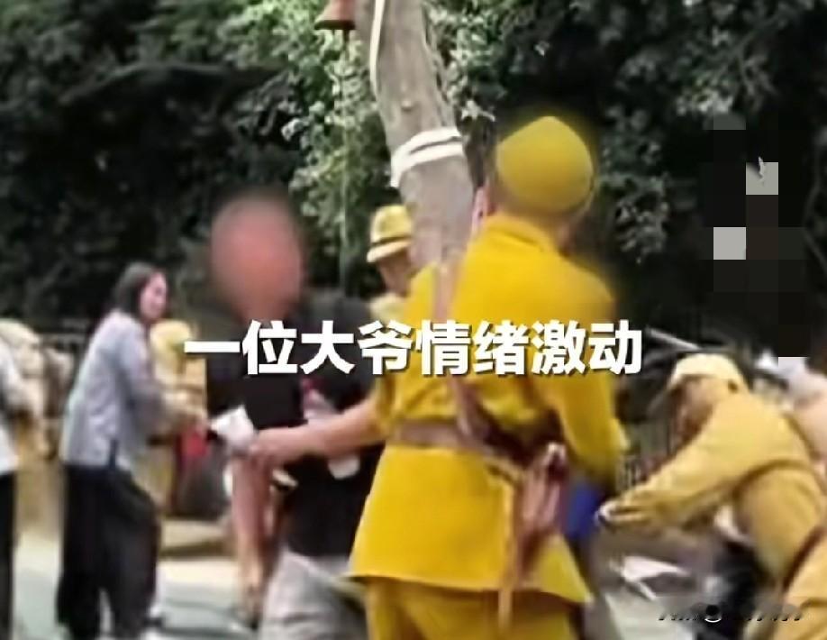 安徽蚌埠，禾泉小镇一场抗日实景演出中，一位大爷"入戏太深"，突然冲上台对扮演"日