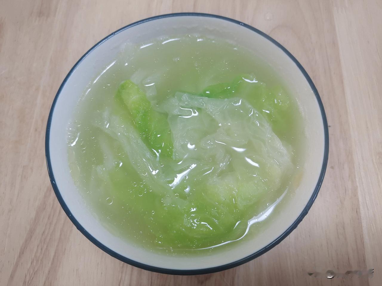 最近喜欢上了喝青菜汤，喝的最多的就是白菜汤和小白菜汤，做法很简单:锅中加水，放入