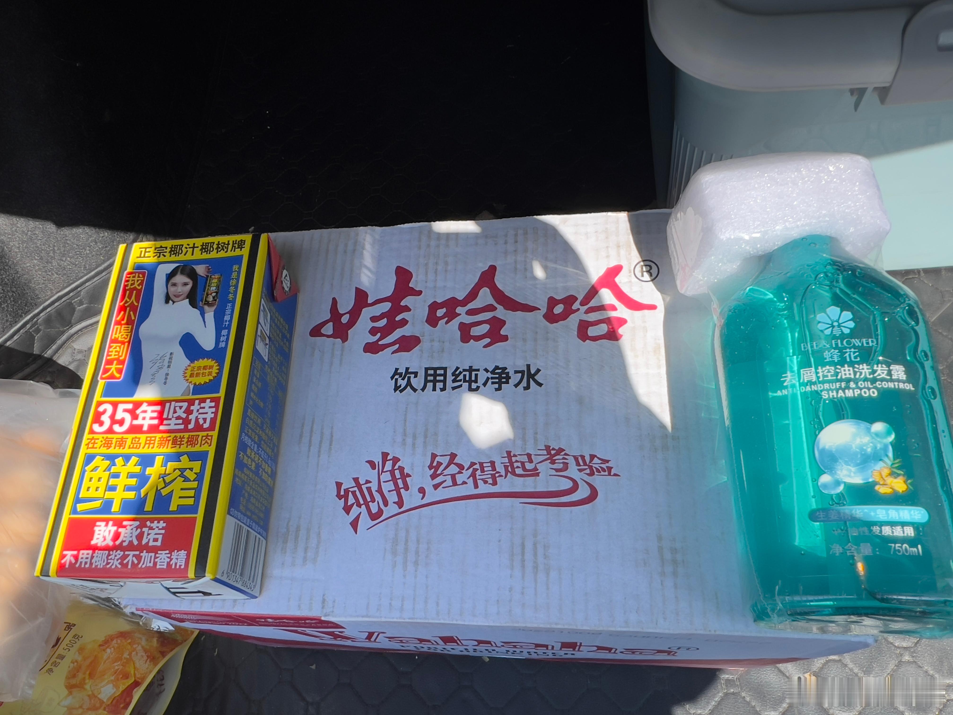 1991年左右，钟睒睒利用自己在浙江做记者期间积累的人脉关系，成为了娃哈哈公司在