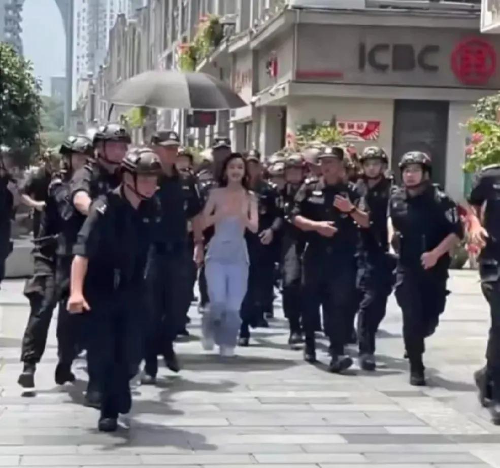 杨颖出场，特警保驾护航！
