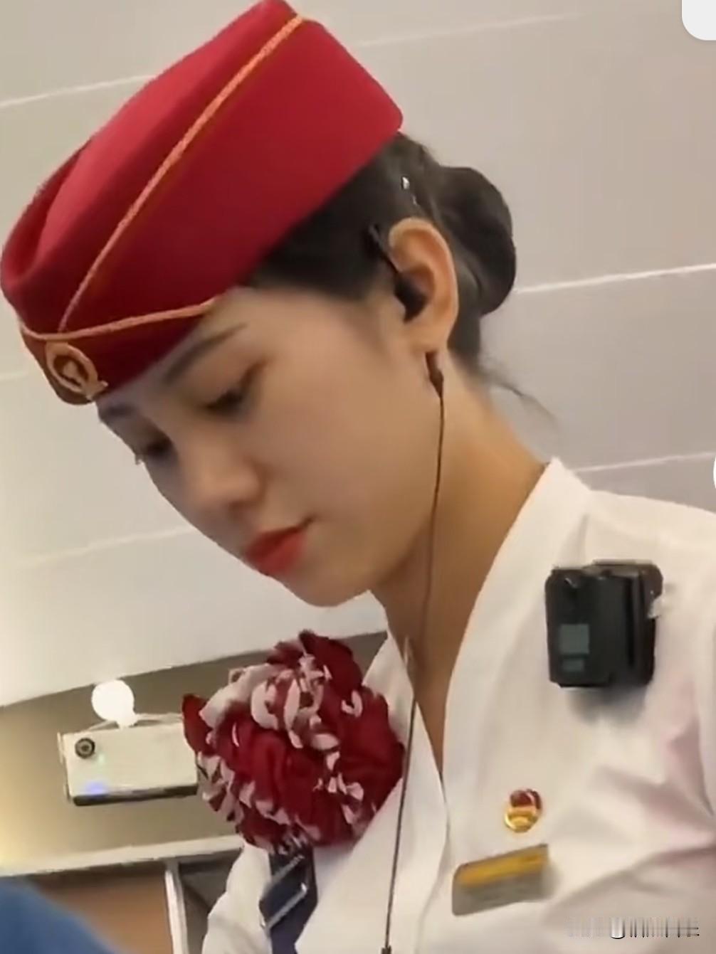  全网围观的“恋爱脑”悲剧！
乘务长与大律师纠缠十年怀子后却遭弃！如今名誉扫地，