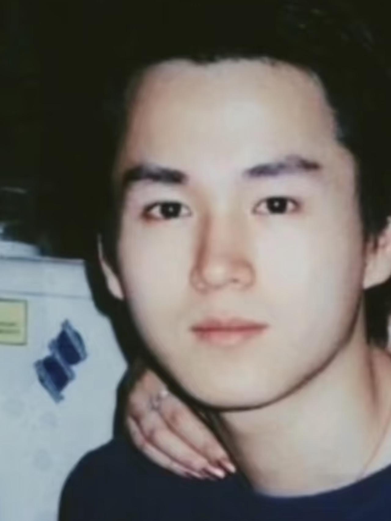 古二原名程骏年，中央戏剧学院表演系本科，纽约电影学院研究生。还在西餐学院学了两年