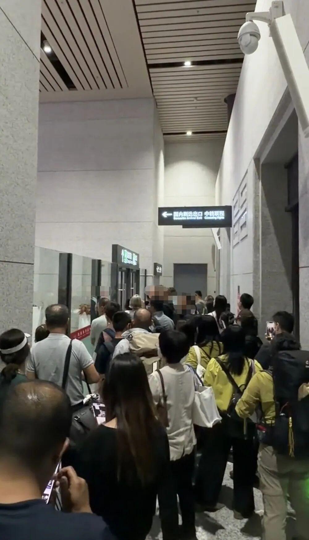 航班落地却被锁机场！9月1日深夜，航班顺利降落在敦煌机场。旅客走完下机流程，准备