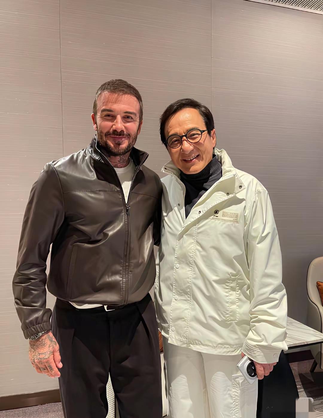 成龙旁边男的是谁？一定也是位明星吧