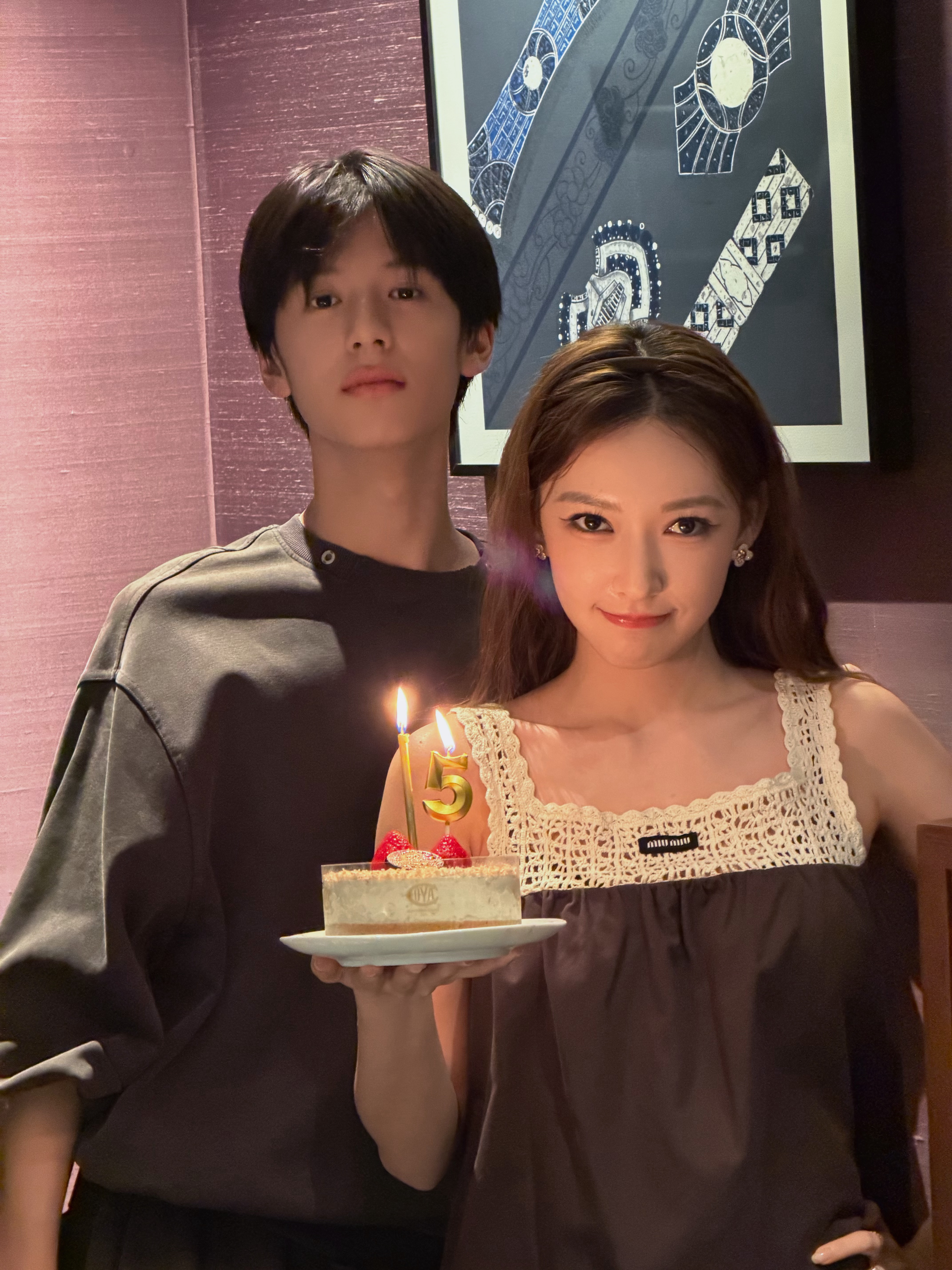 林子烨给程潇送蛋糕提前过生日啦，姐姐弟弟友谊久久！林子烨提前为程潇庆生林子烨程潇