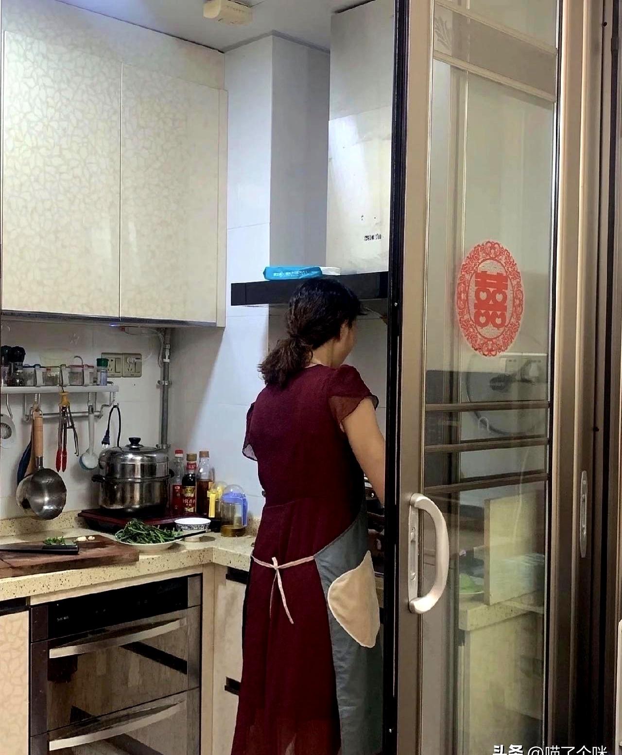 婆婆不打招呼直接住进来，这事搁谁身上不炸？
我下班拎着菜和奶茶回家，门一开，婆婆