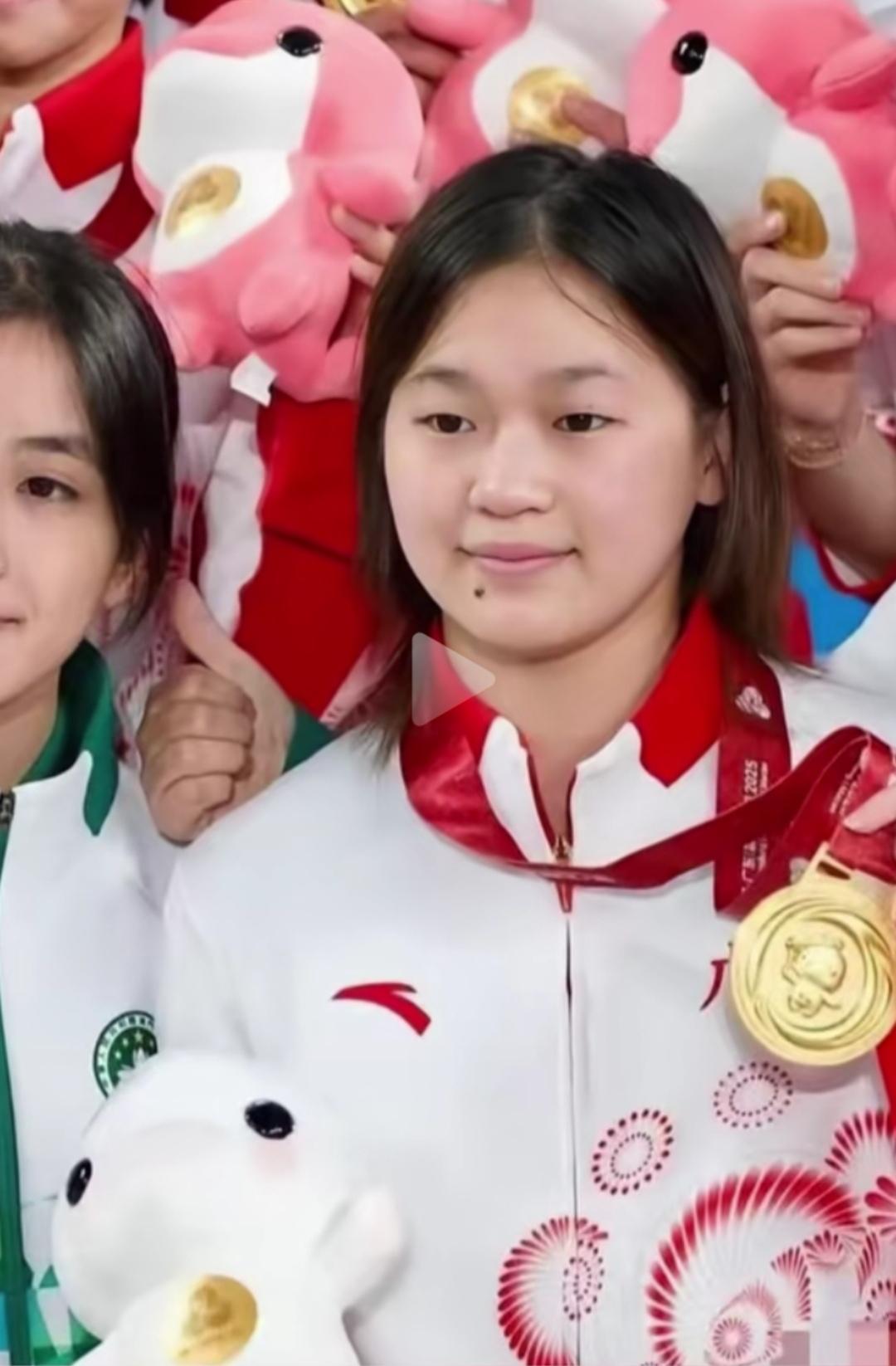 谁能拒绝全红婵啊！可爱小天才太圈粉啦！

全红婵，人们喜欢她，真不是因为她跳水有