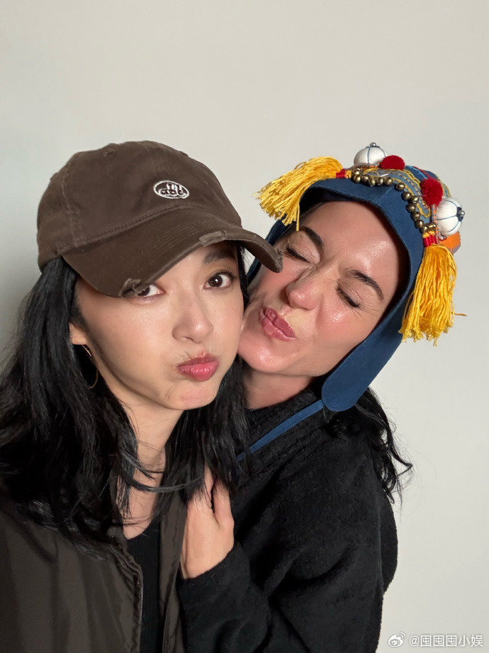 姚晨水果姐贴脸合照 姚晨水果姐贴脸合照，真的梦幻联动了！！姚晨给水果姐送虎头帽