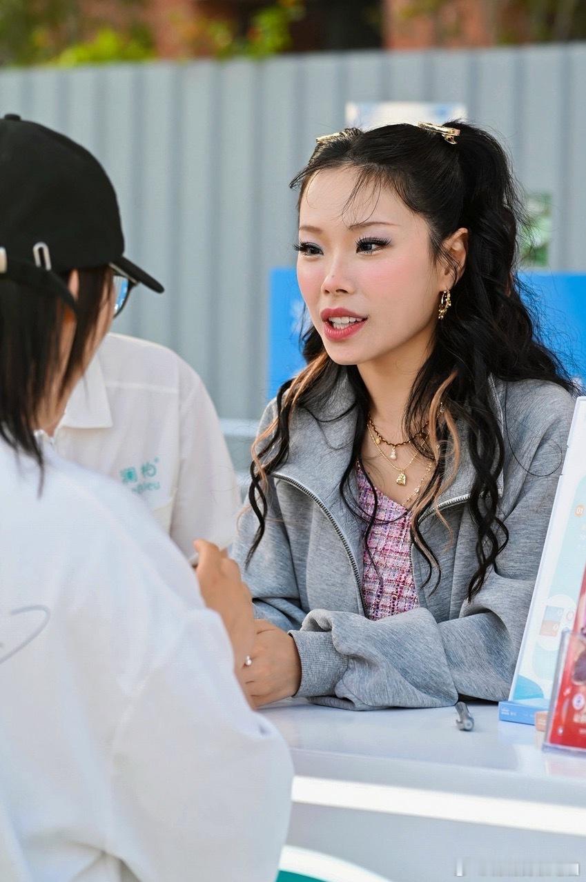 万妮达在福州说底气来自专业实力 福州舞台上的万妮达金句频出，底气源于专业，自信来