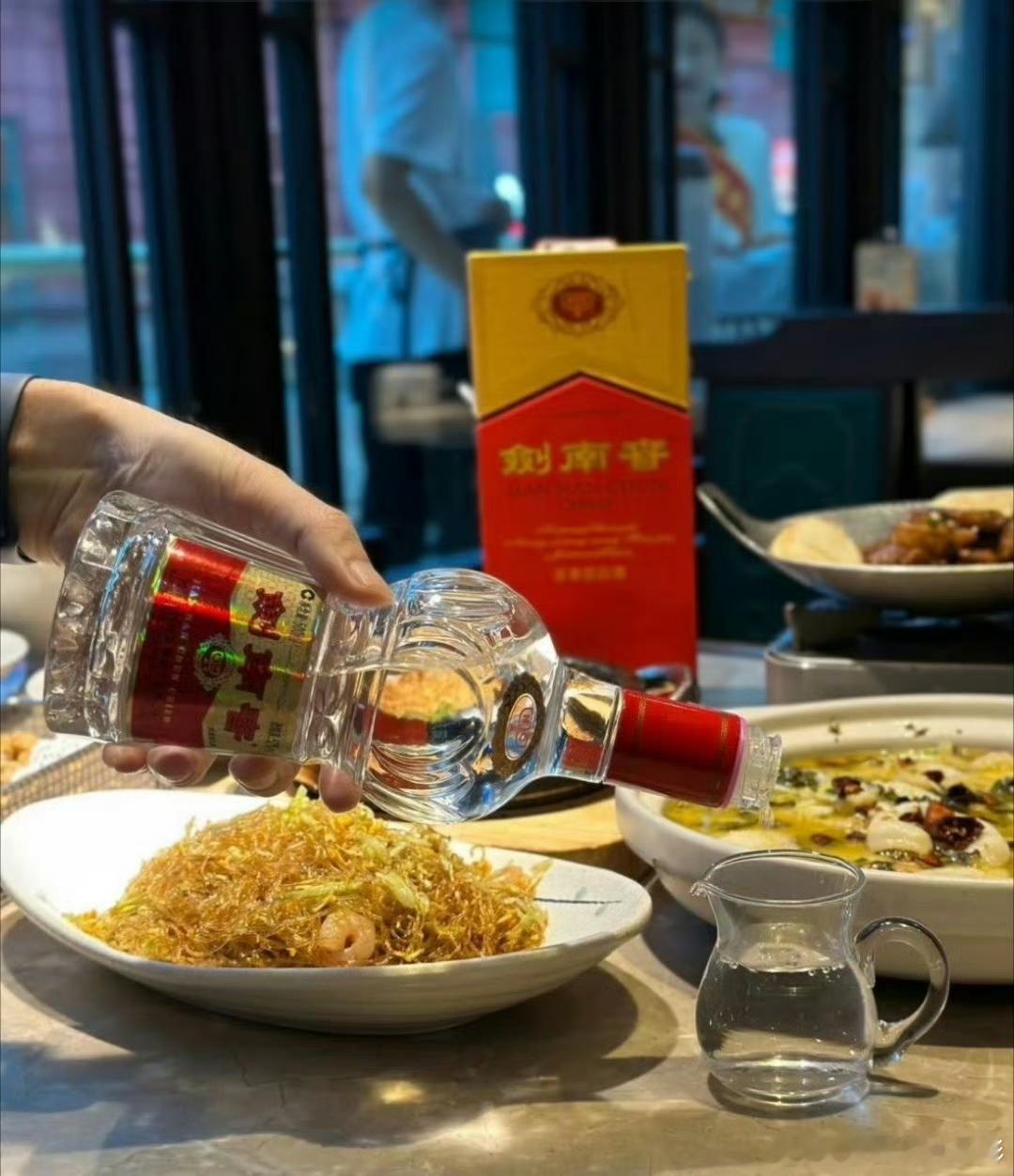 杯中剑南春 心上意中人  寻常烟火日子，总要有一点仪式感，将平平淡淡的时光，酿成