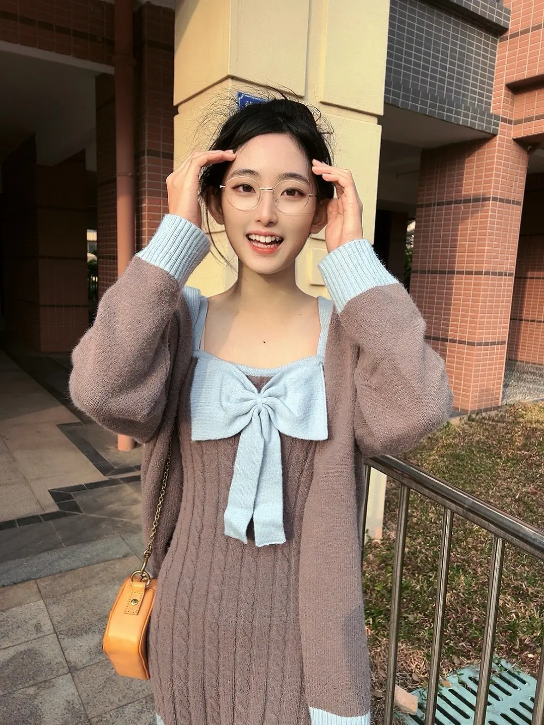 像极了小说中开朗爱笑的男主妹妹~朋友说像极了小说中开朗爱笑的男主妹妹，在女主落魄的时候充当小太阳的存在