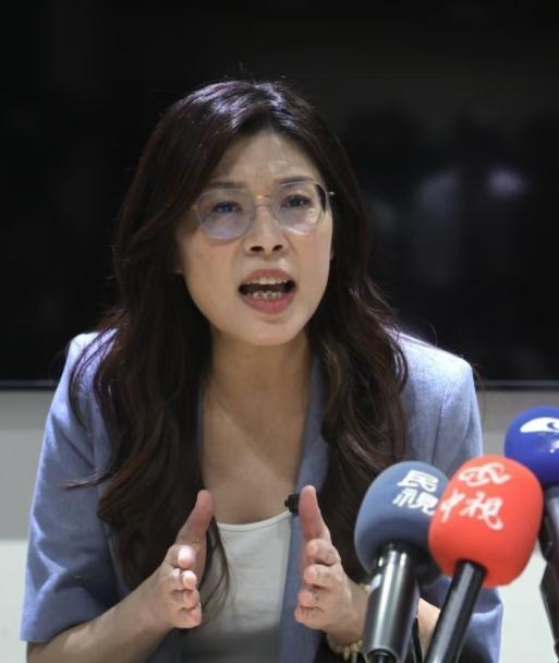 郑丽文这回是真急眼了，直接指着鼻子骂！
 
外头解放军演习的动静震天响，屋里民进