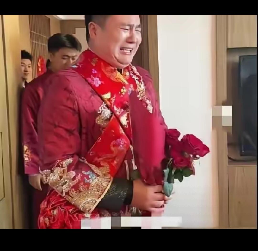 新郎接亲当场大哭？这哪是矫情，是八年苦日子熬出的真心啊！
 
现在婚礼满是套路，